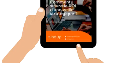 une tablette tenue par une personne, on voit ses mains en dessin, il s'agit de l'ebook "Comment suivre le ROI d'une veille stratégique ?" créé par Sindup