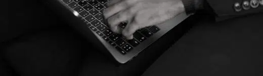 une main sur un clavier