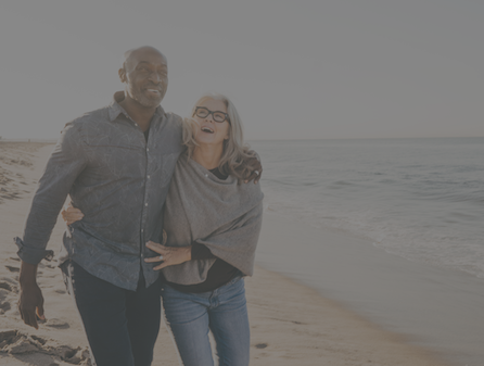 un couple sur la plage