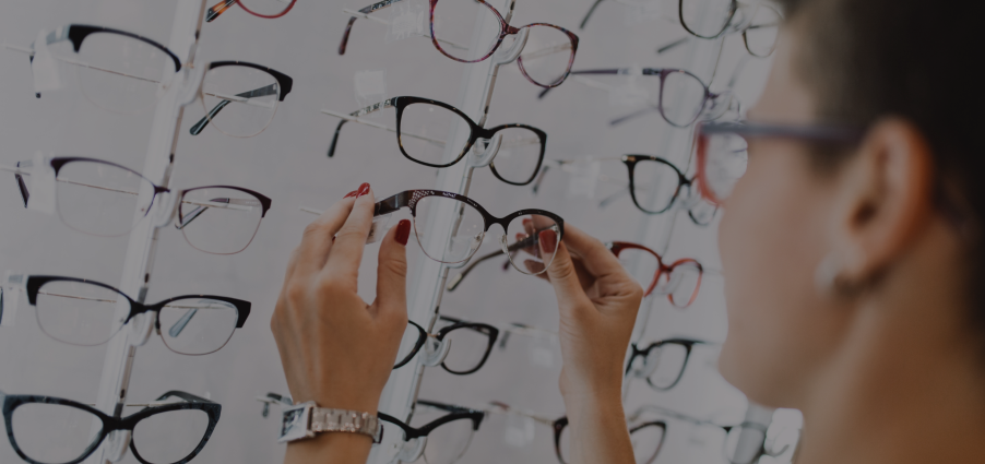 Audioptic une personne choisie une paire de lunette dans un magasin