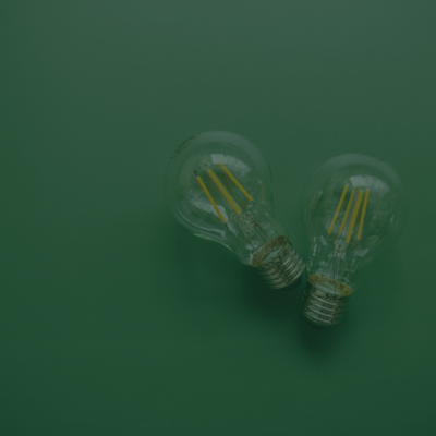 ampoules sur fond vert