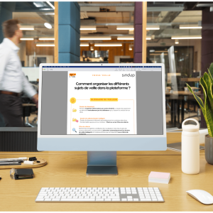 un ordinateur avec une newsletter
