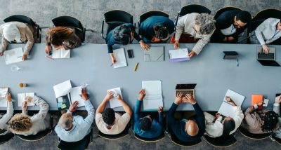 Webinar : Sindup devient une coopérative, qu’est-ce que cela va changer ? personnes au tour d'une table de réunion