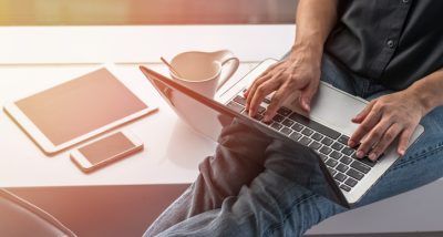 un homme qui regarde son ordinateur