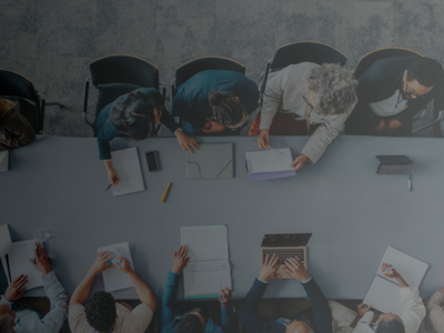 des personnes dans une salle de réunion