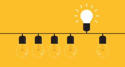 Webinar : Intégrer l'IA dans un dispositif de veille établi - le cas Egis une ligne d'ampoules avec une ampoule allumée
