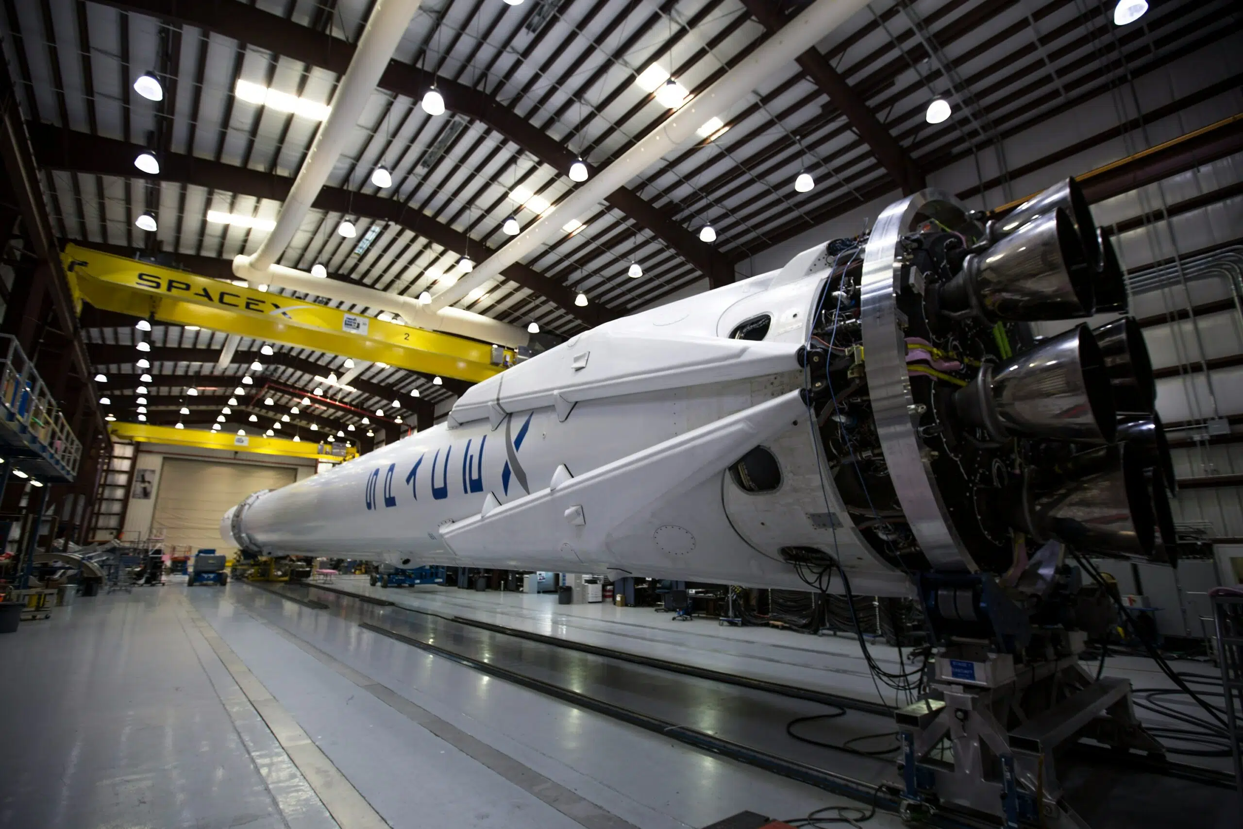 Une fusée Space X dans un hangar